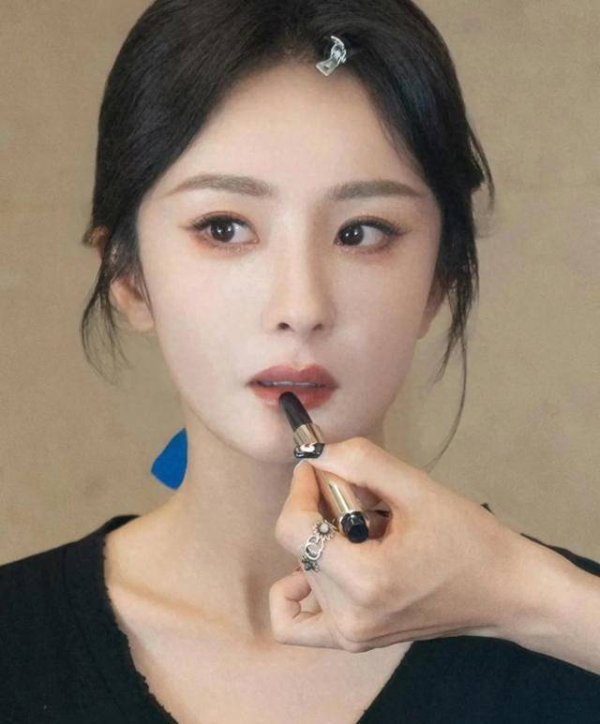 嘉正网 杨幂用雅诗兰黛补妆美出圈，《酱园弄》演技吸粉！