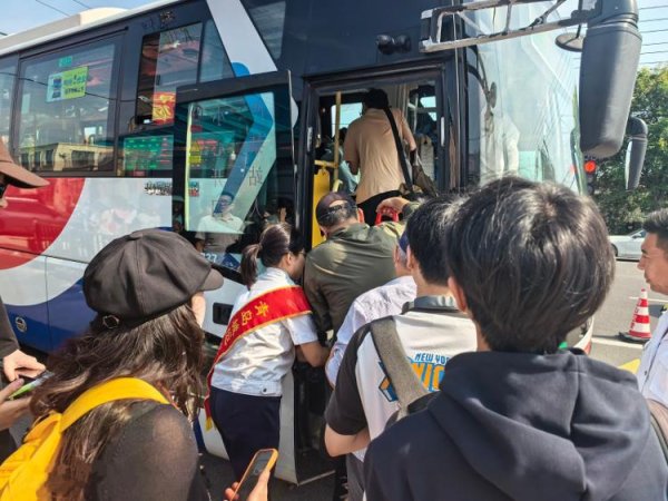 和业众 假期返程客流高峰 温馨巴士“兜底”服务守护旅客最后一公里