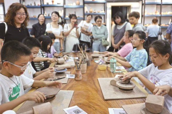闪牛 两地教育精英齐聚吉水 探索新时代育人模式